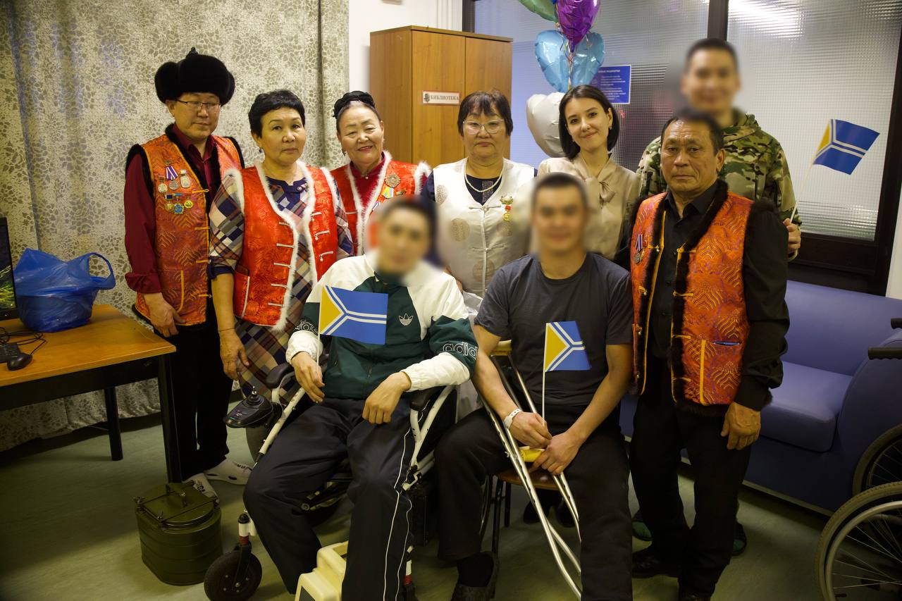 «Как родным сыновьям»: волонтеры из Тувы навестили бойцов в семи столичных госпиталях