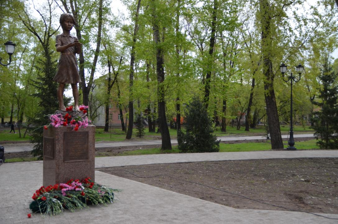 В Абакане состоялось открытие памятника «Детям войны» созданный тувинским скульптором