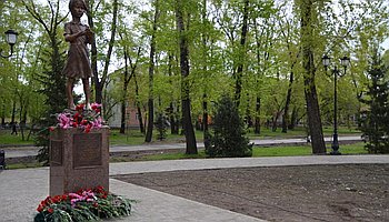 В Абакане состоялось открытие памятника «Детям войны» созданный тувинским скульптором